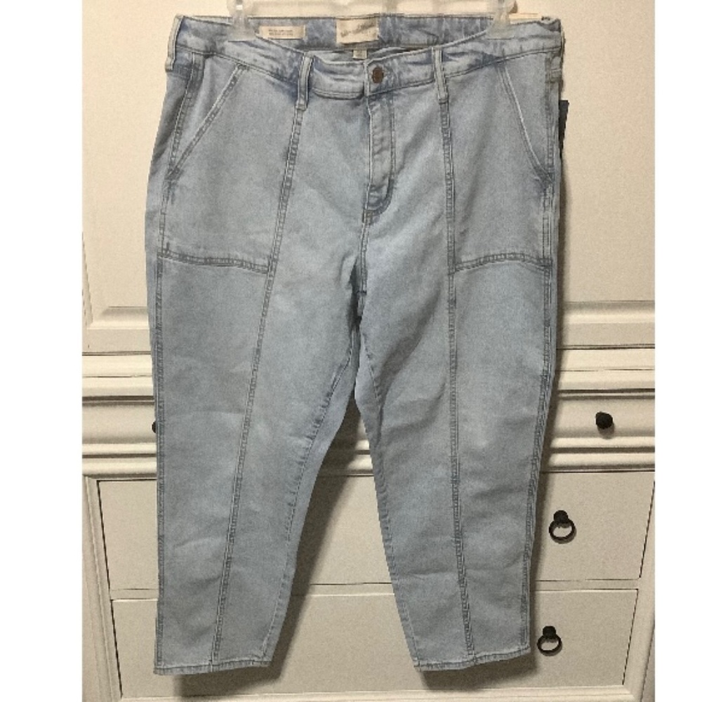 NWT 16 W high rise Universal threads straight leg stretch light blue jeans